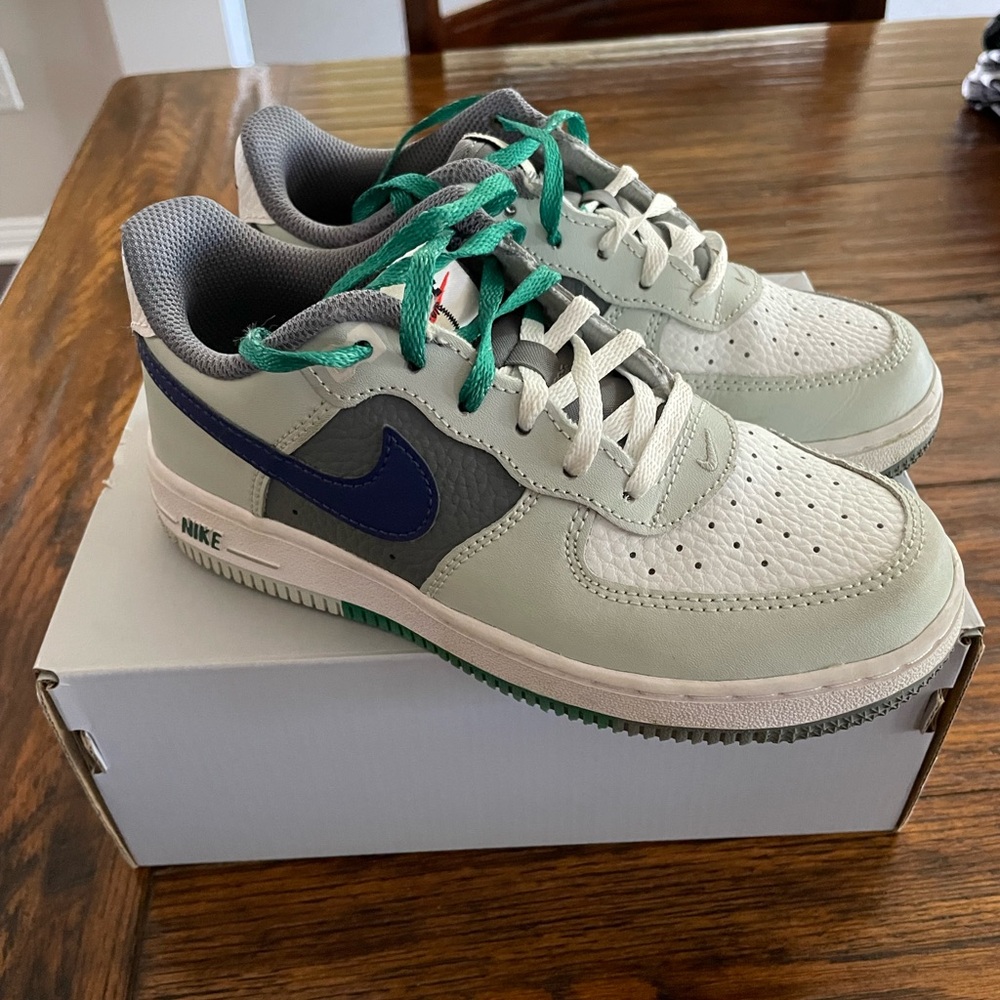 NIKE Force 1 LV8 - Youth Size 1
